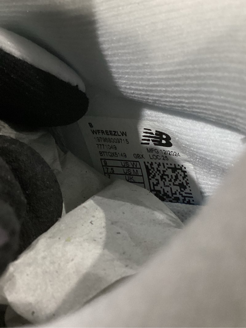 Condition photo showing Good Condition for New Balance Women's Freezelx V5 Low Shoes 9 White/Black/Silver Metallic