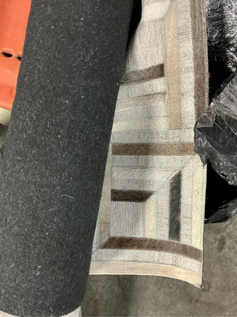 Condition photo showing Good Condition for geometric hair on hide rug 8' x 10'