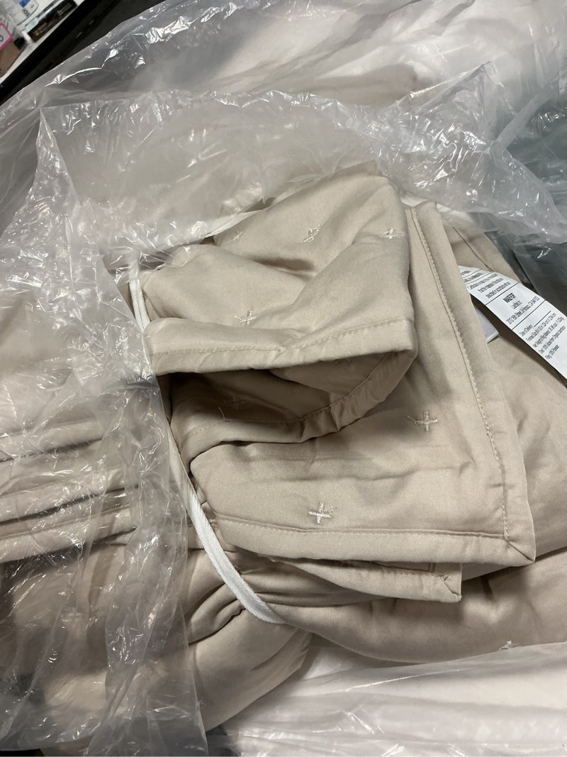 Condition photo showing Good Condition for bamboo dream quilt(88x92in)