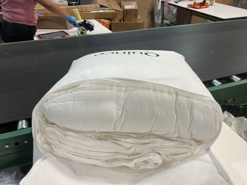 Condition photo showing New/Like New for quince premium down alternative comfortor king size
