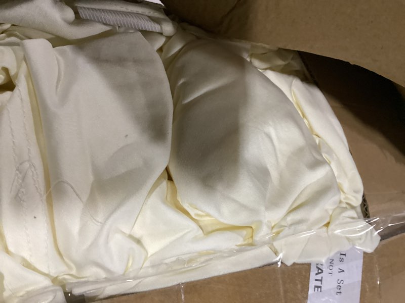 Condition photo showing Good Condition for HAINARverS Stretch Spandex Folding Chair Covers 30PCS Universal Fitted Chair Cover Protector for Wedding,Party, Banquet, Holidays, Celebration, Decoration(Ivory, 30 PCS)