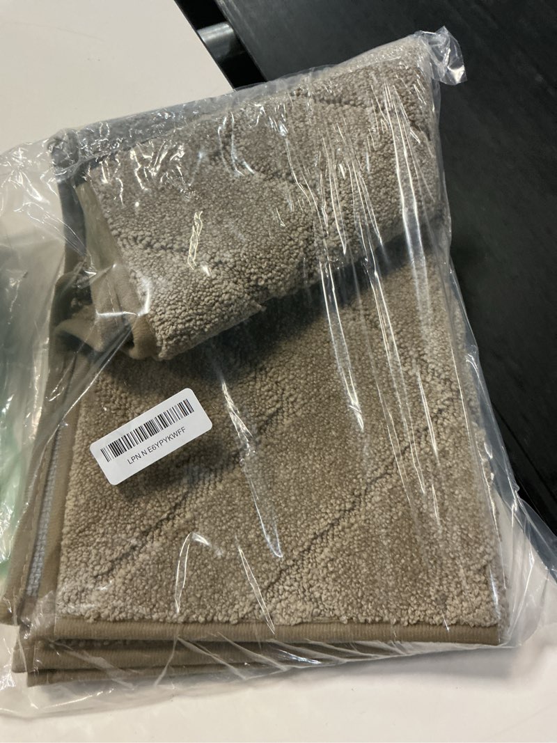 Condition photo showing New/Like New for purrugs dirt trapping door mat 20" x 31.5", non-slip machine washable entry rug, dog doormat, indoor front door mat, super absorbent entryway rug for muddy shoes & paws, taupe taupe 20" x 31.5"