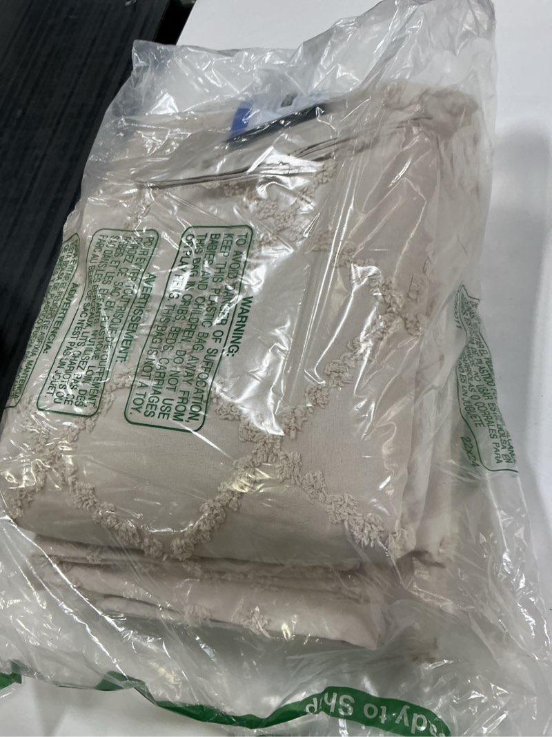 Condition photo showing New/Like New for bedsure boho oversized king duvet cover - beige breathable & soft boho bedding, machine washable comforter cover for all seasons, includes 1 duvet cover 120"x98" with 2 pillow shams & zipper closure