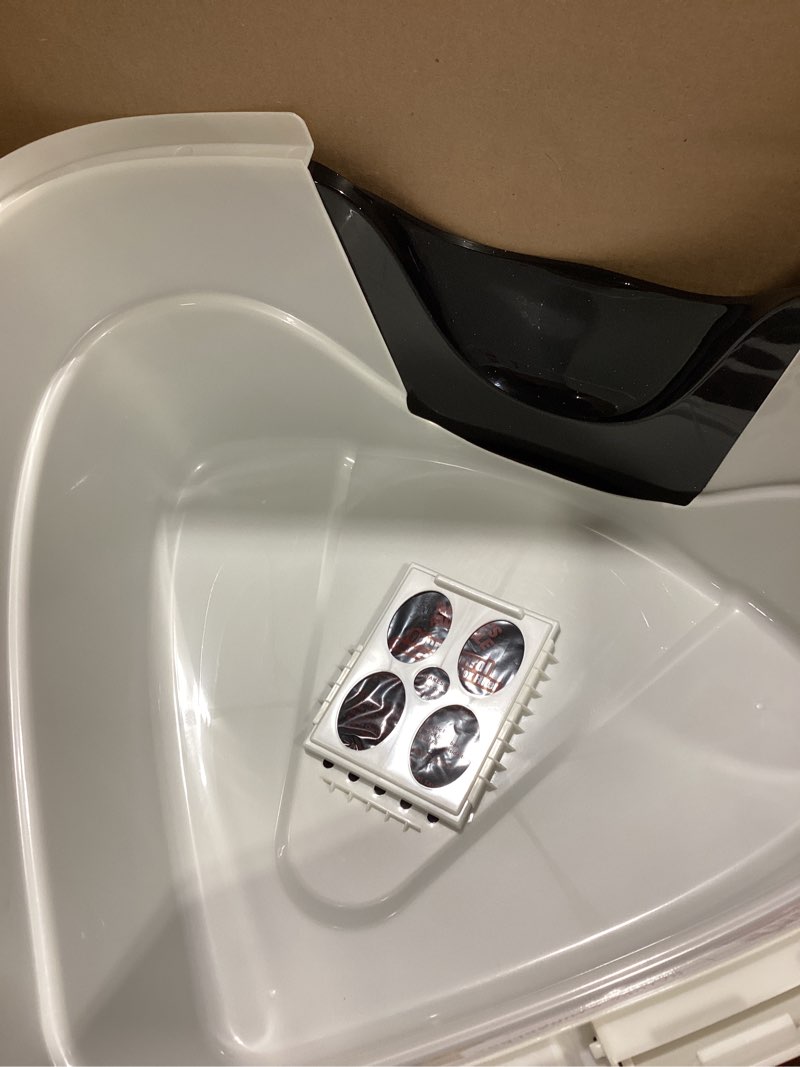 Nature’s Miracle Hooded Corner Litter Box, With Odor Control Charcoal Filter (P-5915)