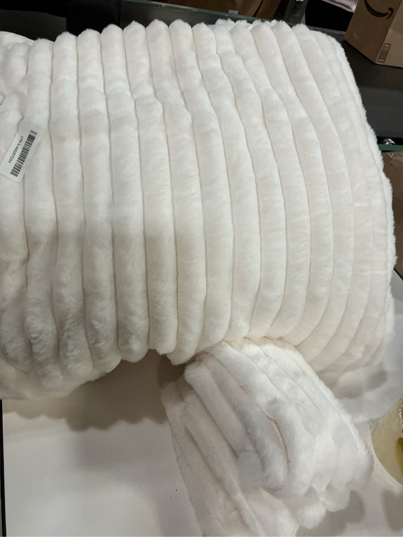 Condition photo showing Good Condition for Smoofy Fluffy Queen Comforter Set 3 Pieces - Cream White Fleece Fluffy Comforter Set, Luxury Fuzzy Queen Bedding Set, Soft Warm Bed Set All Season, Heavy Faux Fur Comforter with 2 Pillow Cases 3 Piece-Queen (90”X90'') Cream White