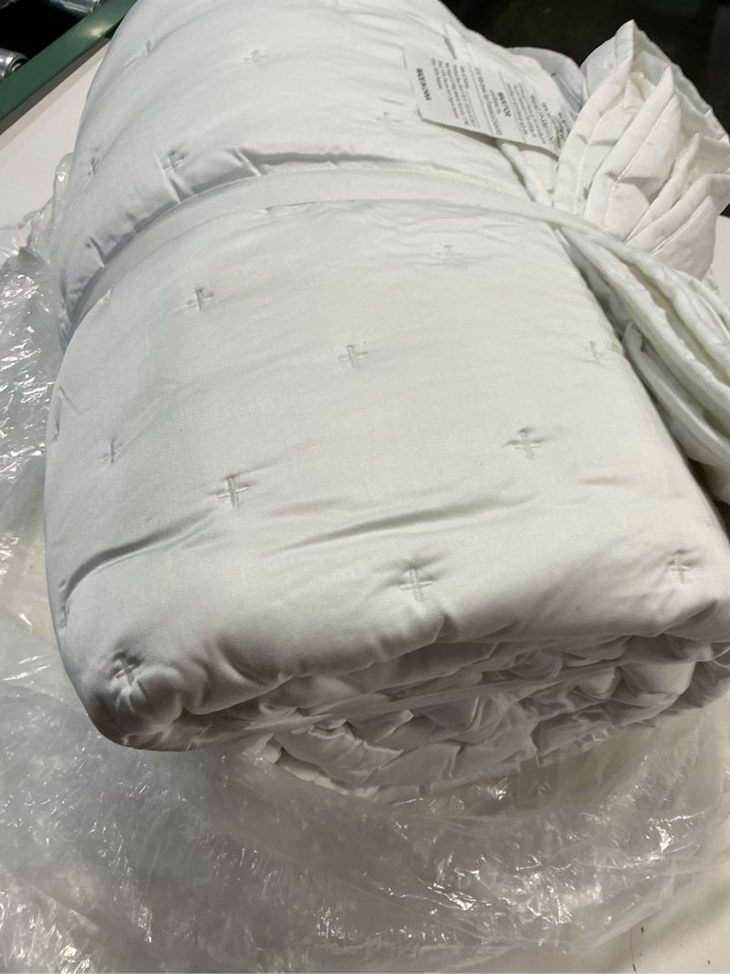 Condition photo showing New/Like New for bamboo dream quilt, full/queen, white