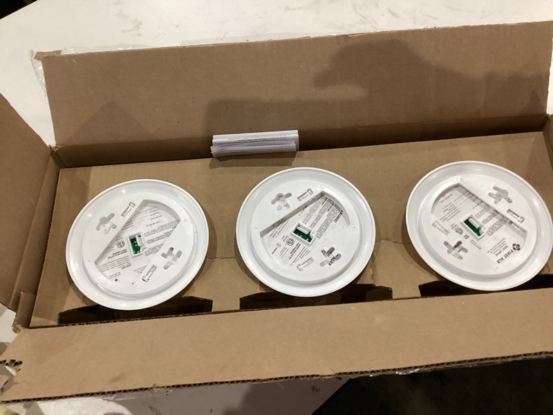 Condition photo showing Good Condition for First Alert SMCO100 Battery-Operated Combination Smoke & Carbon Monoxide Alarm - 3 Pack 3-Pack Precision Detection SMCO100