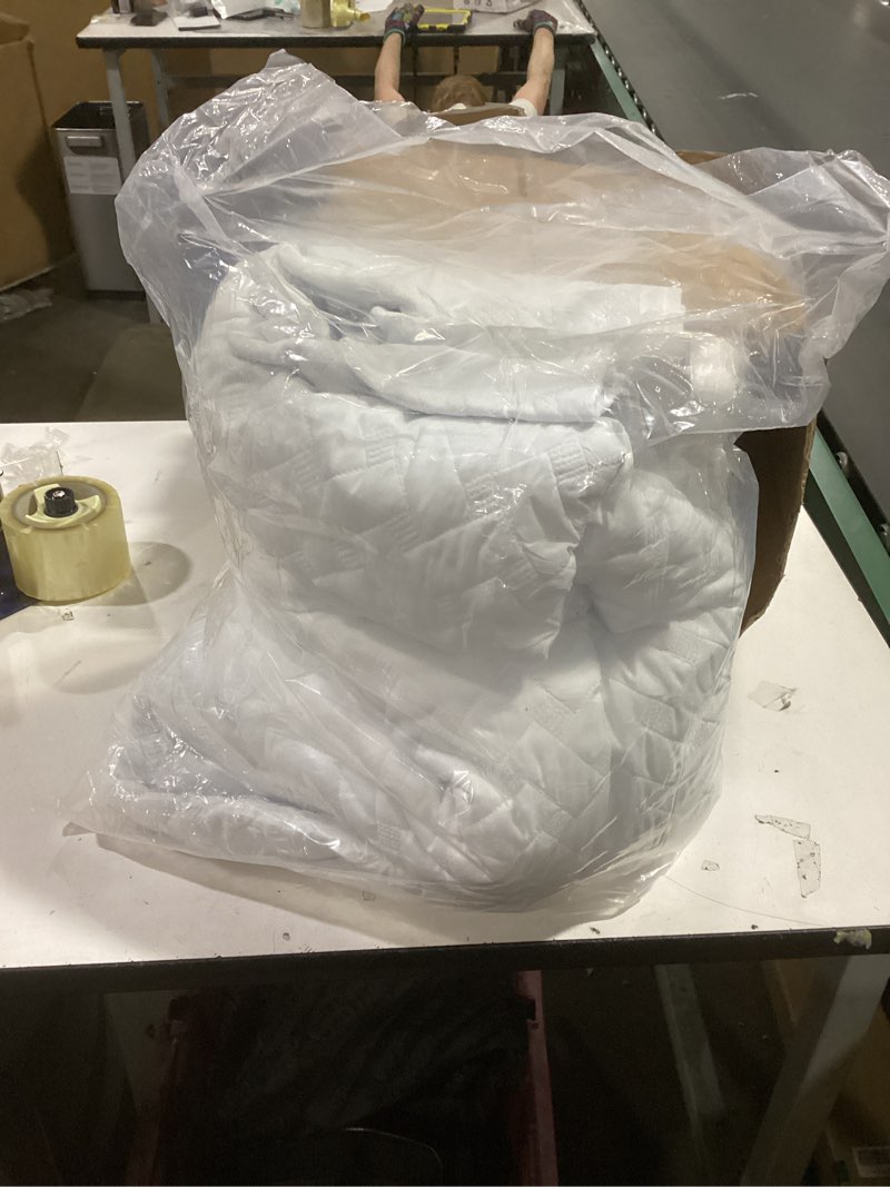 Condition photo showing As Is for Bedsure Quilts King Size - Lightweight Bedspreads King Size with Basket Weave Pattern, Soft Quilt Bedding, White Comforter Coverlet for All Seasons (106" x 96") King (106" x 96") 01 - White