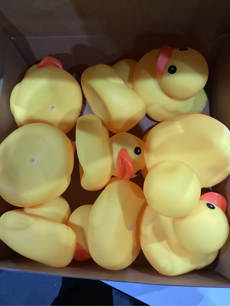 Condition photo showing Good Condition for Deekin 10 Pcs Large Yellow Rubber Ducks Bulk Large Duck Squeak Rubber Bathtub Floating Bath for Birthday Party Decoration Gift Swimming Pool (5 Inch) 5 Inch 10