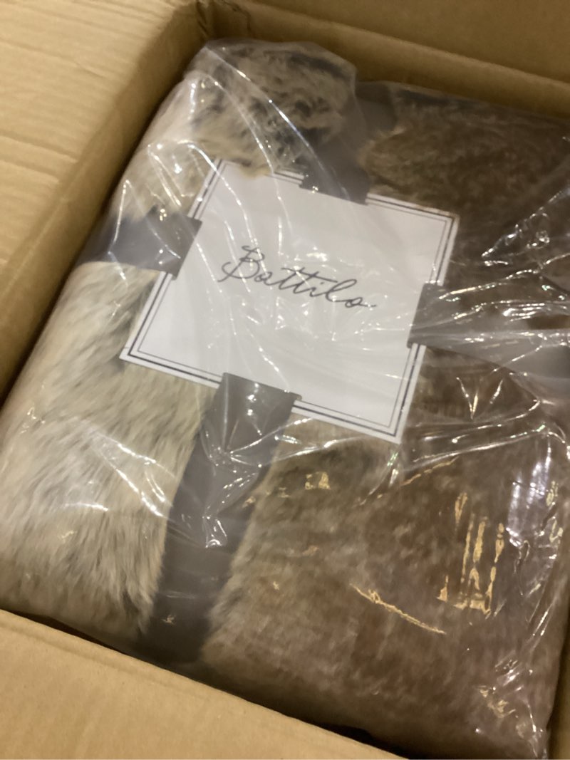 Condition photo showing New/Like New for BATTILO HOME Luxury Ivory White Faux Fur Throw Blanket for Bed, Extra Large Super Soft Fluffy Cozy Fall Thick Warm Fox Fur Throw Blankets for Couch, Bed Reversible to Plush Velvet (60"x80") White & Black 60"x80"