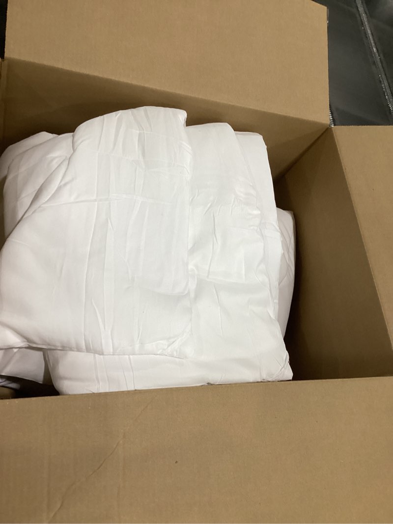 Condition photo showing Good Condition for Bedsure Oversized King Comforter Duvet Insert, All Season Bed Comforter, Quilted Down Alternative Duvet, Box Stitched Comforters with Corner Tabs, Washable, 116 x 98 Inches (White) Oversized King White