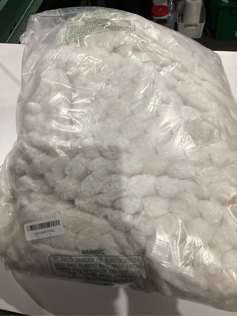 Condition photo showing Good Condition for exclusivo mezcla fleece queen blanket for bed, extra large fuzzy ivory bed blankets, soft cozy plush sofa throws for all seasons, 90x90 inches ivory queen ( 90x90 in )