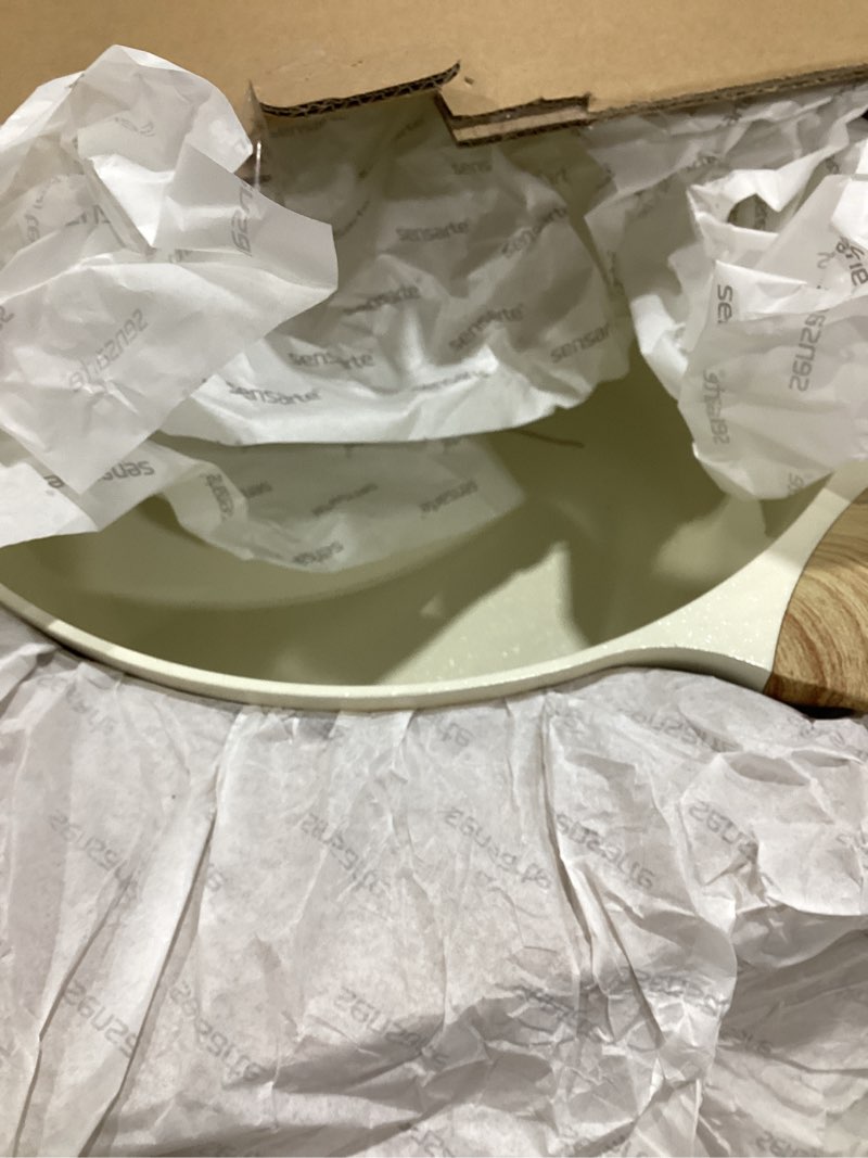 Condition photo showing Good Condition for SENSARTE Ceramic Nonstick Stock Pot with Lid, 2.6/4.5/6.6/8.5 QT Soup Pot Casserole Pot, Non-toxic Healthy Pasta Pot, Large Cooking Pot Stew Pot, Induction Compatible, PFOA PFAS PTFE Free, White 6.6 Quarts Ceramic White