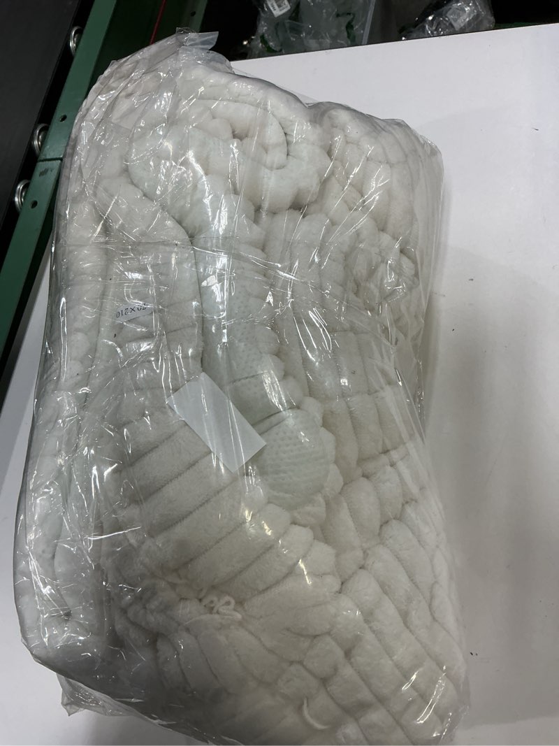 Condition photo showing Good Condition for Faux Fur Throw Blanket for Couch Cozy Fuzzy Soft Plush Thick Fluffy Fleece Bubble Blanket for Sofa Bedroom Living Room, White White 70*210 cm 