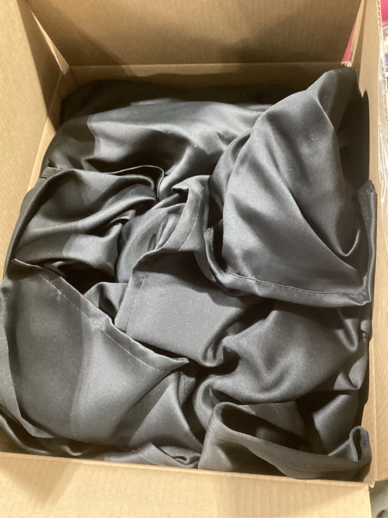Condition photo showing Good Condition for Black Silk Cover