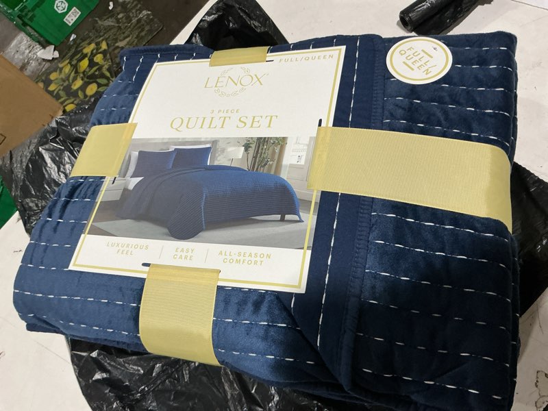 Condition photo showing Good Condition for lenox 3-piece polyester holiday patterened quilt set, full/queen
