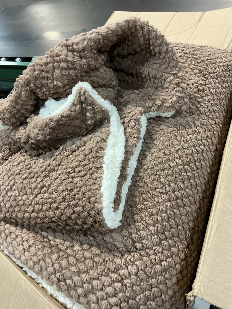 Condition photo showing Good Condition for bedsure tufted boho comforter set queen size - light brown boho bed set, gentlesoft™ 3 pieces farmhouse shabby chic embroidery bedding, gifts for woman, jacquard queen comforter for all seasons queen 10 - light brown - elegant
