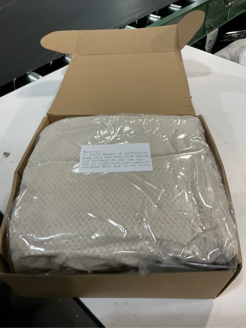 Condition photo showing New/Like New for extra large bath towels set for bathroom 30x60 inches super soft light weight quick dry microfiber shower towels (beige, 6 piece) beige 6 piece towel set
