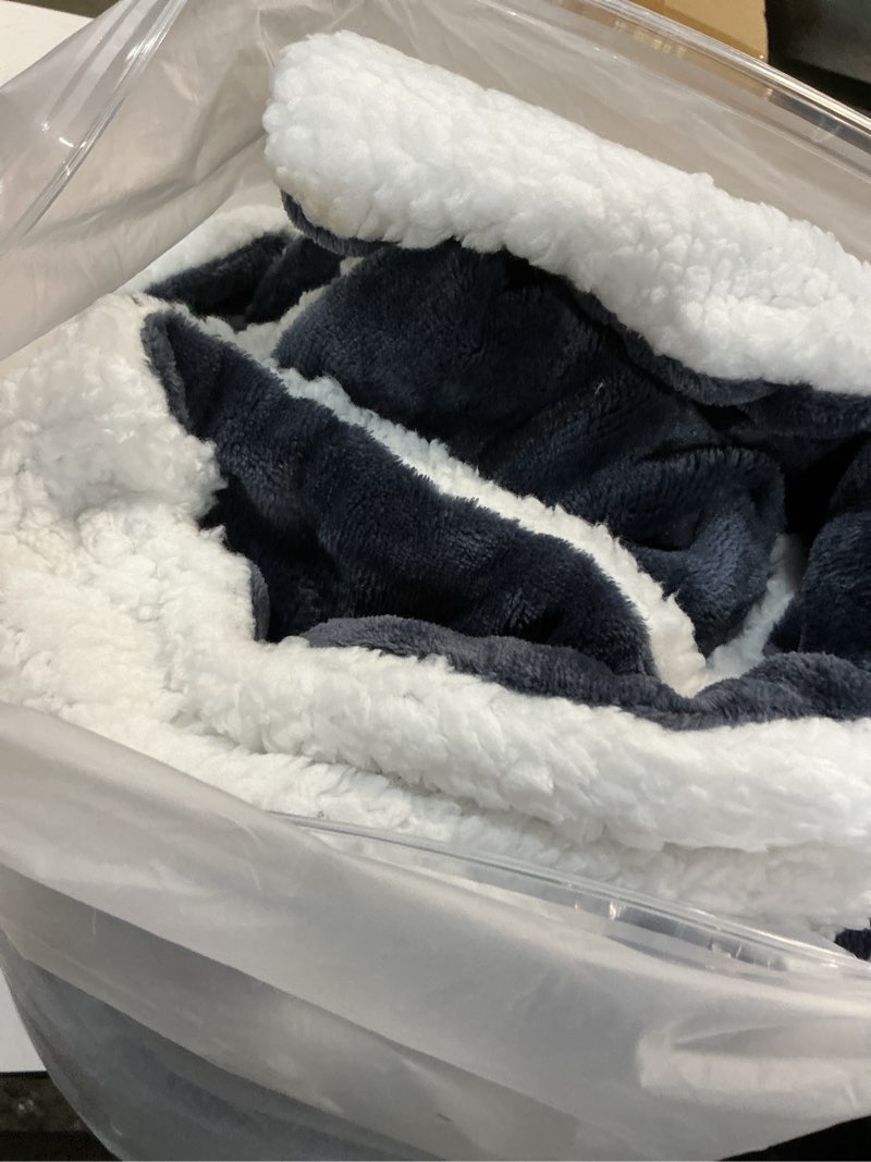 Condition photo showing Good Condition for faraday blanket - size 50" x 60"