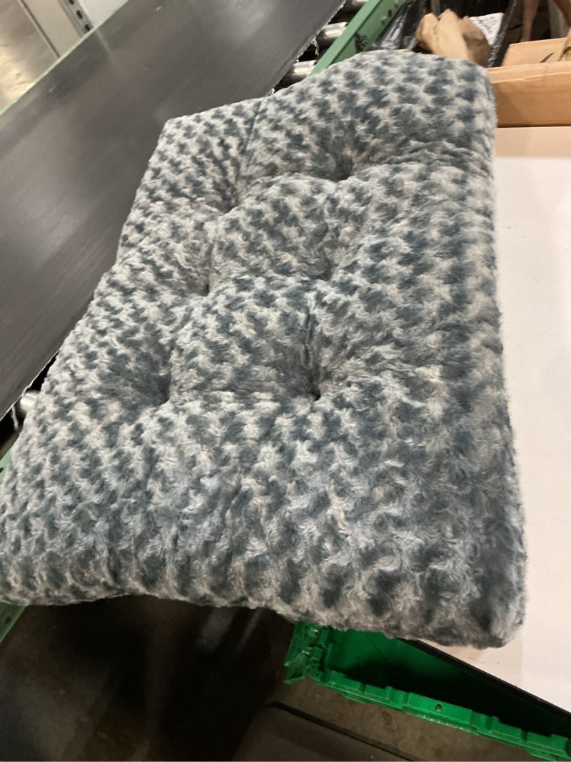 Condition photo showing Good Condition for amazon basics cat and dog bed and crate pad, machine washable, indoor, 46 x 29 x 4 inches, gray 46 in
