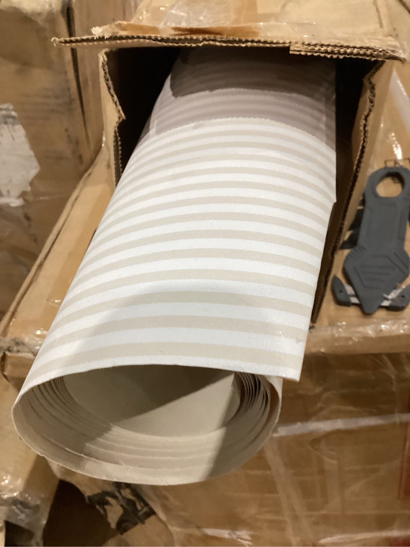 Wall paper with stripes