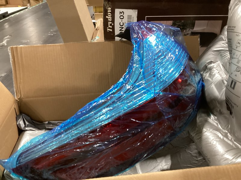 Condition photo showing Good Condition for Silscvtt Driver Side Outer Rear Brake Tail Light Assembly Replacement for Toyota Sienna 2015-2020 Base/L/LE/XLE/Limited Models Red Lens Left Tail Lamp 8156008050 TO2804123