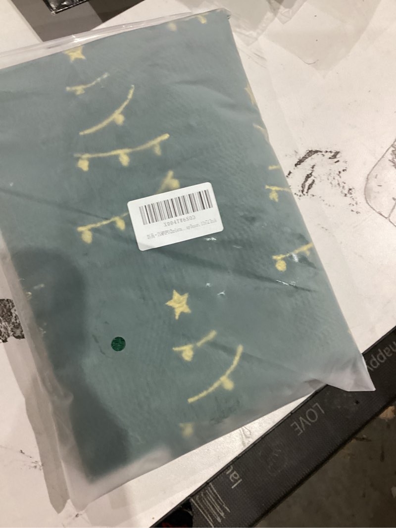 Condition photo showing New/Like New for IVAPUPU Christmas Table Runner for Winter Holiday, GREEN Xmas Tree Soft Plush Fur Christmas Home Decor 13x72 Inches 10FT for Living Room Kitchen Dining Table Farmhouse Indoor Outdoor Party GREEN Star