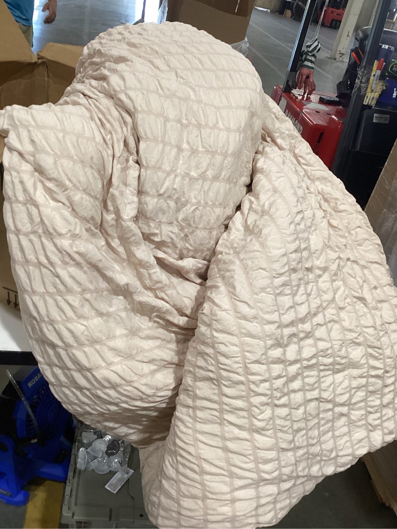Condition photo showing As Is for comforter set, seersucker bed light pink