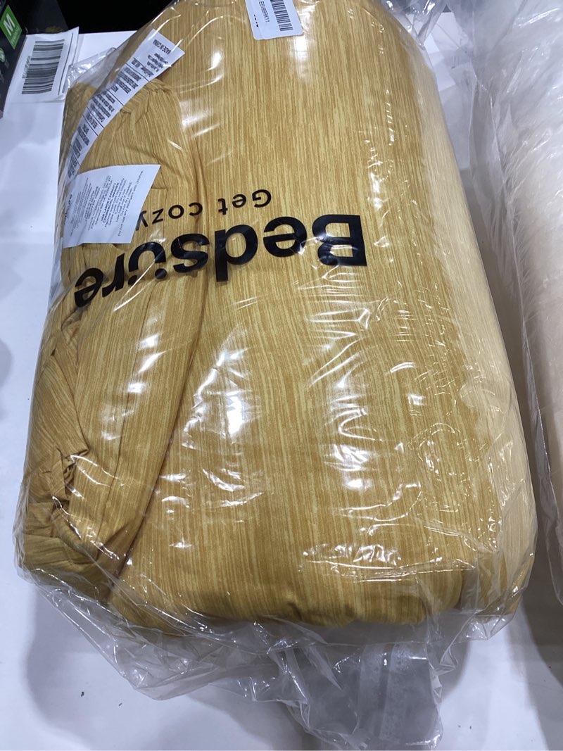 Condition photo showing New/Like New for bedsure queen comforter set - yellow comforter queen size, soft bedding for all seasons, cationic dyed bedding set, 3 pieces, 1 comforter (90"x90") and 2 pillow shams (20"x26"+2") queen 09 - yellow melange