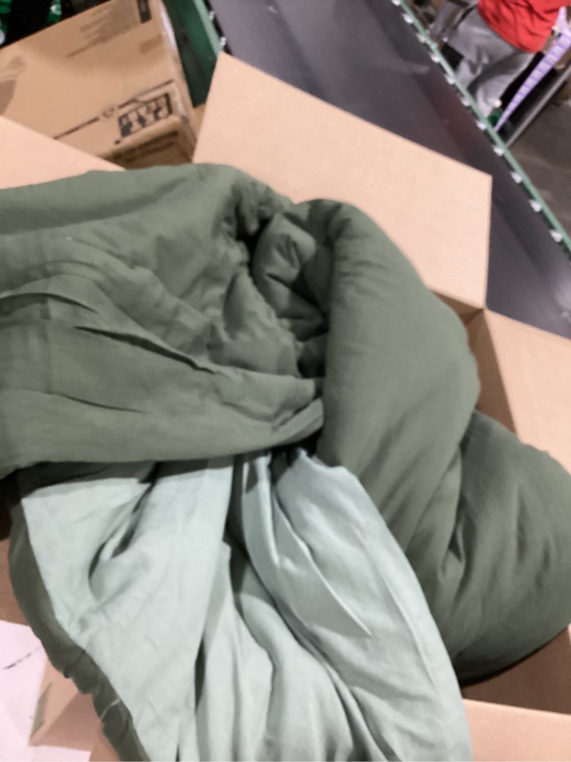 Condition photo showing Good Condition for bedsure super king plus comforter set, dark green soft prewashed bedding for all seasons, 3 pieces gentlesoft™ bed set, 1 lightweight comforter (128"x120") and 2 pillowcases (20"x36") super king plus(128"x120") 03 - dark green