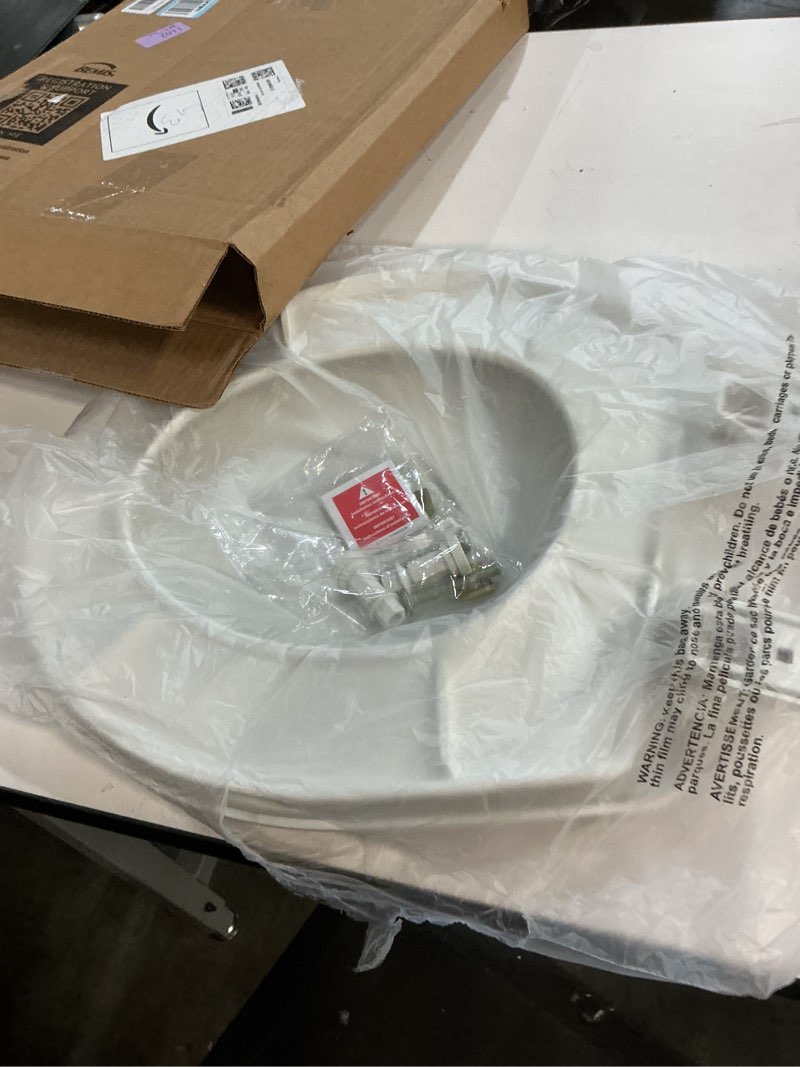 Condition photo showing Good Condition for mayfair caswell modern slow close toilet seat, easy clean hinges and durable plastic seat, made in usa, round, white round 1 seat