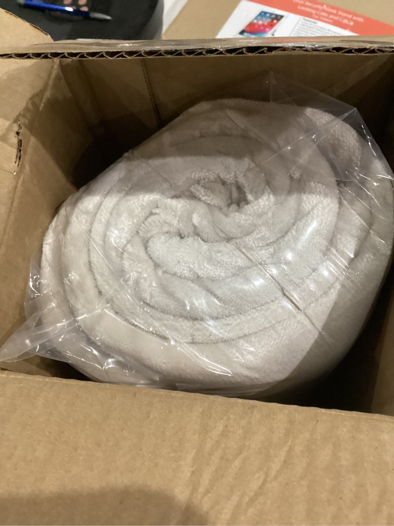 Condition photo showing New/Like New for Sherpa Fleece Blanket Throw Size - Reversible Sherpa Fleece Throw Blanket - Super Soft Double Sided for Bed, Sofa, Couch - Thick, Warm, and Plush - Luxurious Bedding for Winter - Cream, 50" x 60" 03 - Cream Throw (50" x 60")