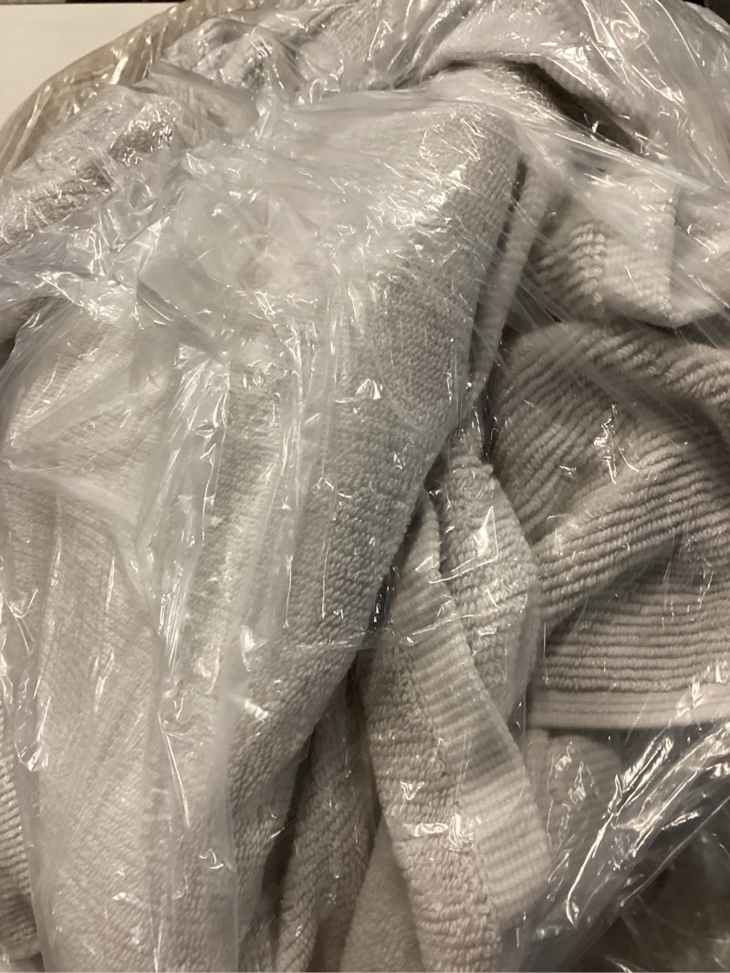 Condition photo showing Good Condition for quince light grey towel set
