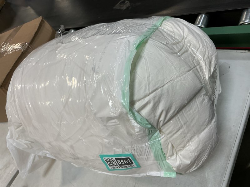 Condition photo showing As Is for Bedsure Comforters Queen Size Duvet Insert, All Season Bed Comforter, Quilted Down Alternative Duvet, Box Stitched Comforter with Corner Tabs, Machine Washable, 88 x 88 Inches (White) Queen White