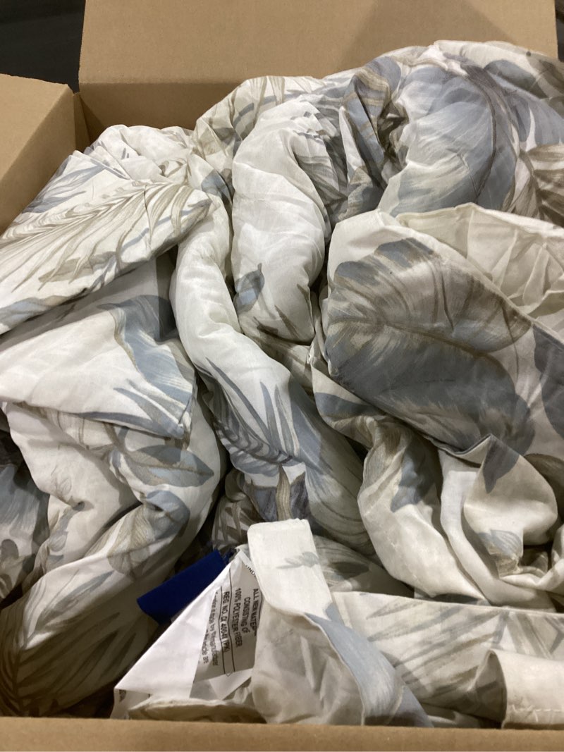 Condition photo showing Good Condition for Tommy Bahama - King Comforter Set, Soft Woven Bedding with Matching Pillowcases, Medium Weight for Year Round Comfort, 3 Piece Bed Set (Bakers Bluff Blue) King Bakers Bluff Blue