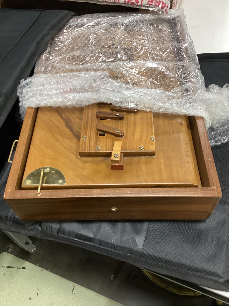 Condition photo showing Good Condition for shruti box, maharaja premium, teak wood, brass, 15x10x3 inch, bag, in usa, c-to-c, tuned 440, surpeti instrument. best for yoga, kirtan, vocal sb-m