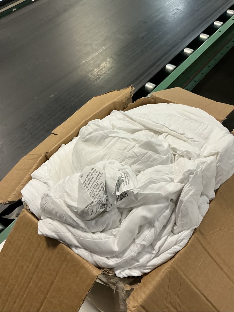 Condition photo showing As Is for quataly white comforter oversized queen,3pcs seersucker lightweight bed set for all season,1 elegant comforter (98"x98") and 2 soft pillowcases (20"x30") 01white queen xl (98''*98'')
