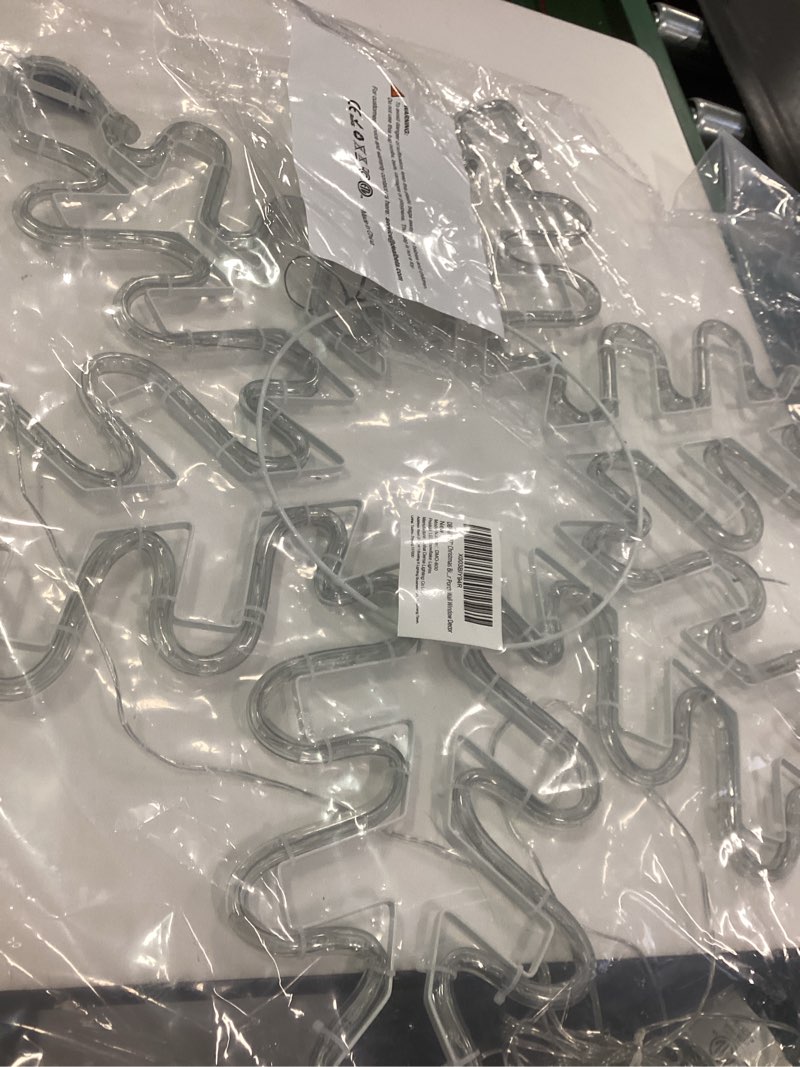 Condition photo showing Good Condition for DBFAIRY 27" Christmas Big Snowflake Lights Mains Powered Window Hanging Lights Christmas Snowflakes Light,16.8Ft Long Cable Festive Decor for Porch Wall Window Decor Cool White-27"