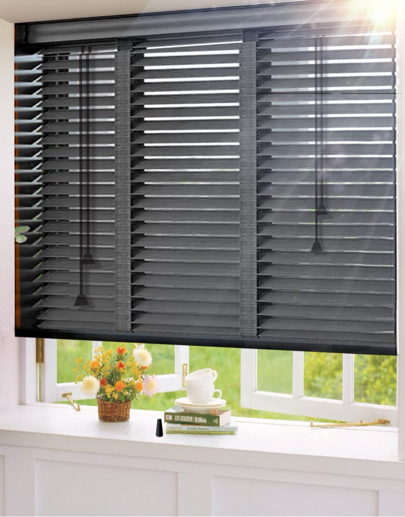 Assorted windows blinds 