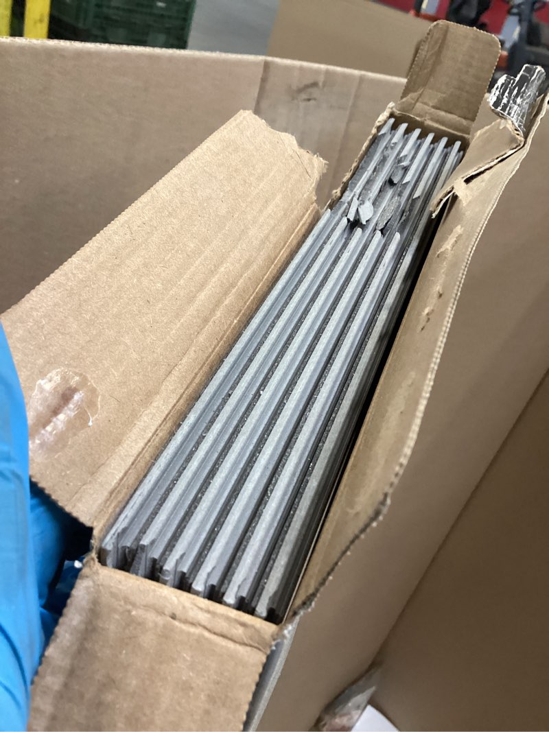 Condition photo showing Good Condition for  STAINMASTER Elkton Pine 22-mil x 9-in W x 47-in L Waterproof Luxury Vinyl Plank Flooring