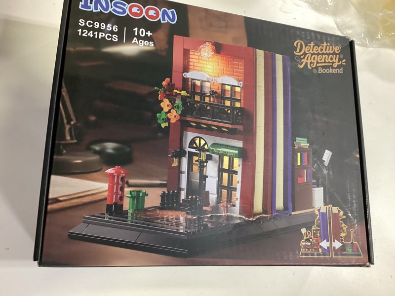 Condition photo showing New/Like New for Detective Bookend Building Set with Lights, 1241 PCS Detective Agency Street House Building Block Kit for Home Decor Bookshelf, Collectible Mystery Bookstand Model for Adults Boys Girls Age 12+