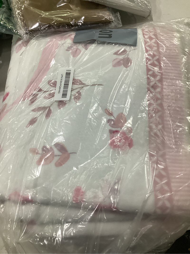 Condition photo showing Good Condition for garveehome pink and white bow rugs for bedroom girls, 4x6 rug for living room with soft low pile, floral washable pink area rug for nursery kids playroom dorm office carpet bow decor light pink 4' x 6' (rectangular)