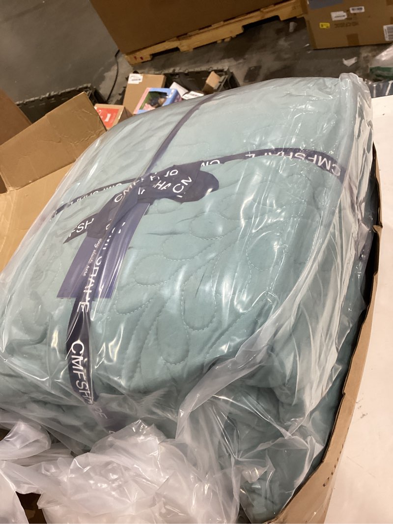 Condition photo showing New/Like New for cmfshape oversize king bedspread color: blue