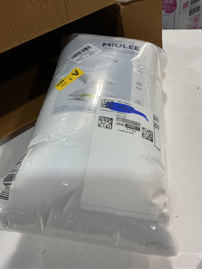 Condition photo showing New/Like New for miulee 22x22 inch throw pillow insert premium throw pillow polyester microfiber stuffer pillow for sofa bed couch 22x22 inch (pack of 1)