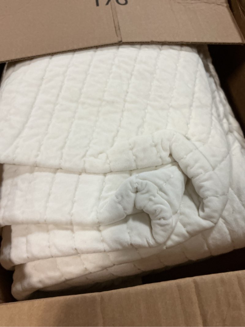 Condition photo showing Good Condition for elegant life home velvet quilt queen reversible royal cotton velvet pic-stitch bedding quilt - queen - 88''x 92'', ivory ivory queen quilt (88''x 92'')