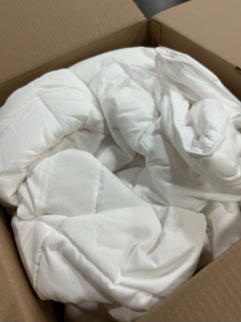 Condition photo showing Good Condition for UGG Danielle Comforter Duvet Insert Cooling Lightweight Down Alternative Hypoallergenic Washable Quilted Fluffy Comforter Blanket Corner Tabs for Duvet Cover, King/California King, Bright White White King Solid