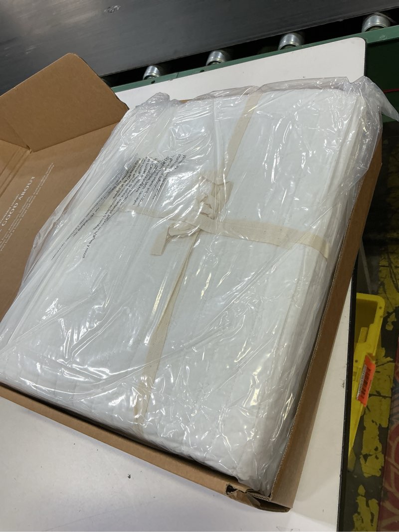 Condition photo showing New/Like New for evergracehome cross stitch pre-washed cotton quilt bedding set king size, oversized 3 pieces lightweight bedspread coverlet for all season, with 2 matching shams, bright white,108"x96" king/cal king (108" x 96") bright white