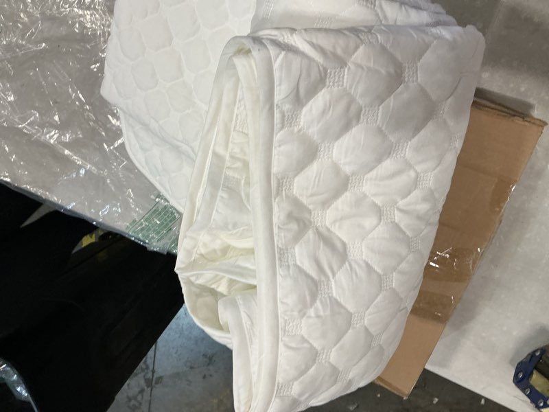 Condition photo showing New/Like New for classic honeycomb quilt set