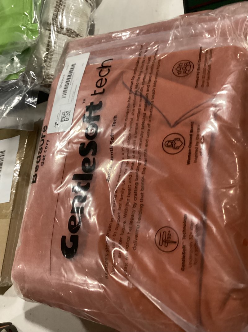 Condition photo showing New/Like New for bedsure duvet cover king size - soft double brushed bedding set for kids & adults, zipper closure, 3 pieces, includes 1 duvet cover (104"x90") & 2 pillow shams, no comforter, terracotta king (104" x 90") 09 - terracotta (no comforter)