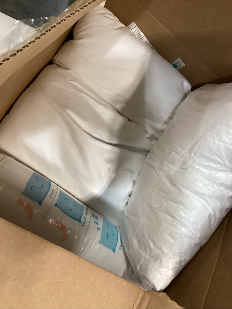 Condition photo showing Good Condition for set of 3 pillows, various sizes 